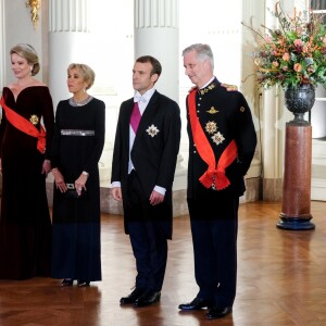 Le président de la République française Emmanuel Macron, sa femme la Première Dame Brigitte Macron, le roi Philippe de Belgique et la reine Mathilde de Belgique arrivent au banquet d'État au château de Laeken à Bruxelles, Belgique, le 19 novembre 2018, lors de la visite d'Etat du couple présidentiel en Belgique.