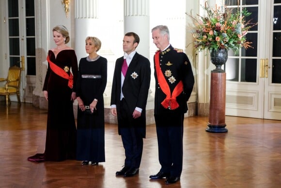 Le président de la République française Emmanuel Macron, sa femme la Première Dame Brigitte Macron, le roi Philippe de Belgique et la reine Mathilde de Belgique arrivent au banquet d'État au château de Laeken à Bruxelles, Belgique, le 19 novembre 2018, lors de la visite d'Etat du couple présidentiel en Belgique.