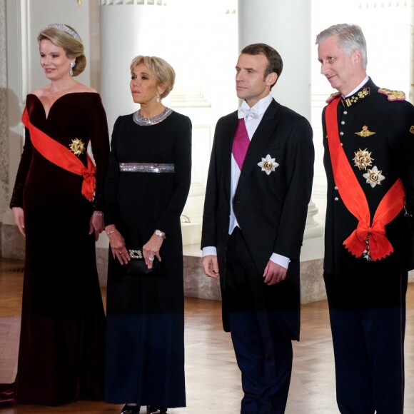 Le président de la République française Emmanuel Macron, sa femme la Première Dame Brigitte Macron, le roi Philippe de Belgique et la reine Mathilde de Belgique arrivent au banquet d'État au château de Laeken à Bruxelles, Belgique, le 19 novembre 2018, lors de la visite d'Etat du couple présidentiel en Belgique.