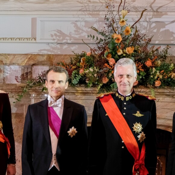 Le président de la République française Emmanuel Macron, sa femme la Première Dame Brigitte Macron, le roi Philippe de Belgique et la reine Mathilde de Belgique arrivent au banquet d'État au château de Laeken à Bruxelles, Belgique, le 19 novembre 2018, lors de la visite d'Etat du couple présidentiel en Belgique.