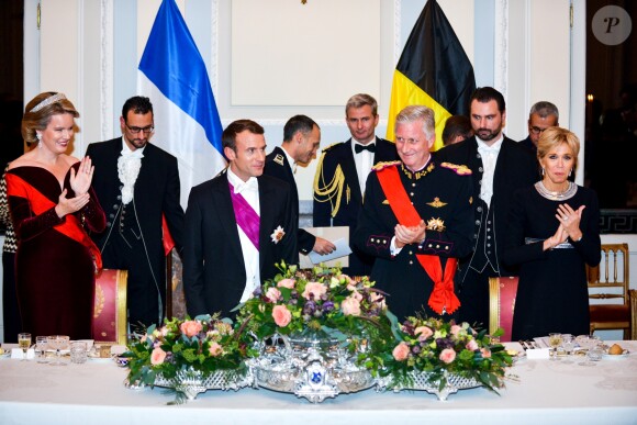 Le président de la République française Emmanuel Macron, sa femme la Première Dame Brigitte Macron, le roi Philippe de Belgique et la reine Mathilde de Belgique pendant le banquet d'État au château de Laeken à Bruxelles, Belgique, le 19 novembre 2018, lors de la visite d'Etat du couple présidentiel en Belgique.