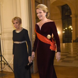 La Première Dame Brigitte Macron et la reine Mathilde de Belgique arrivent banquet d'État au château de Laeken à Bruxelles, Belgique, le 19 novembre 2018, lors de la visite d'Etat du couple présidentiel en Belgique.