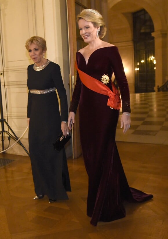 La Première Dame Brigitte Macron et la reine Mathilde de Belgique arrivent banquet d'État au château de Laeken à Bruxelles, Belgique, le 19 novembre 2018, lors de la visite d'Etat du couple présidentiel en Belgique.