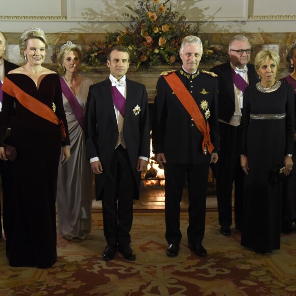 Le président de la République française Emmanuel Macron, sa femme la Première Dame Brigitte Macron, le roi Philippe de Belgique et la reine Mathilde de Belgique posent avant le banquet d'État au château de Laeken à Bruxelles, Belgique, le 19 novembre 2018, lors de la visite d'Etat du couple présidentiel en Belgique.