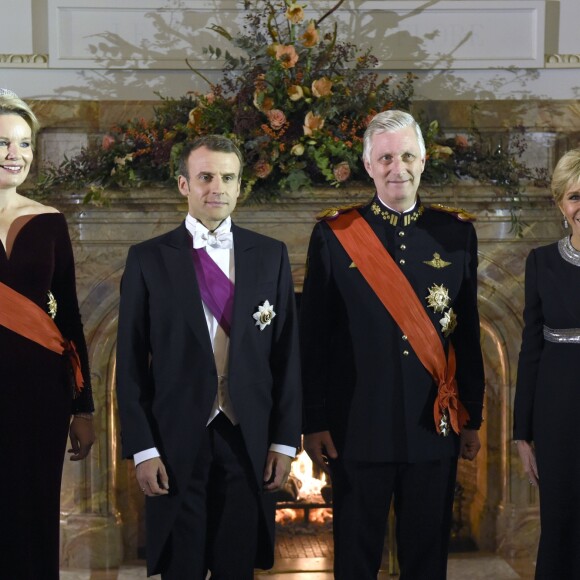 Le président de la République française Emmanuel Macron, sa femme la Première Dame Brigitte Macron, le roi Philippe de Belgique et la reine Mathilde de Belgique posent avant le banquet d'État au château de Laeken à Bruxelles, Belgique, le 19 novembre 2018, lors de la visite d'Etat du couple présidentiel en Belgique.