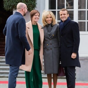 Le président de la République française Emmanuel Macron et sa femme la Première Dame Brigitte Macron sont accueillis par le Premier Ministre belge Charles Michel et sa femme Amelie Derbaudrenghien au Palais d'Egmont à Bruxelles, Belgique, le 19 novembre 2018, lors de la visite d'Etat du couple présidentiel en Belgique.