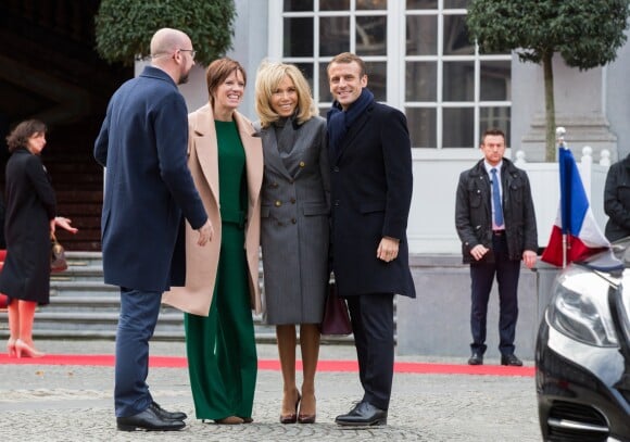 Le président de la République française Emmanuel Macron et sa femme la Première Dame Brigitte Macron sont accueillis par le Premier Ministre belge Charles Michel et sa femme Amelie Derbaudrenghien au Palais d'Egmont à Bruxelles, Belgique, le 19 novembre 2018, lors de la visite d'Etat du couple présidentiel en Belgique.