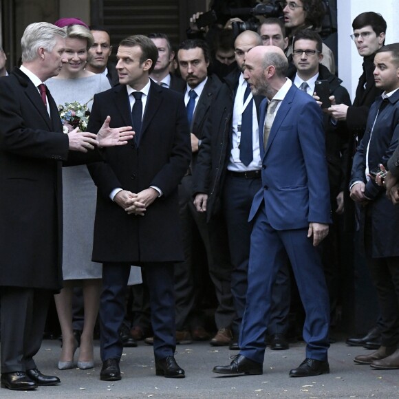 Le président de la République française Emmanuel Macron, sa femme la Première Dame Brigitte Macron, le roi Philippe de Belgique et la reine Mathilde de Belgique visitent l'espace de coworking "SMart/LaVallée", une ancienne blanchisserie de 6000 m2 transformée en bureaux et ateliers occupés par quelque 150 jeunes artistes et entrepreneurs des métiers de la culture, à Molenbeek-Saint-Jean, Belgique, le 20 novembre 2018, lors du deuxième jours de la visite d'Etat du couple présidentiel en Belgique.