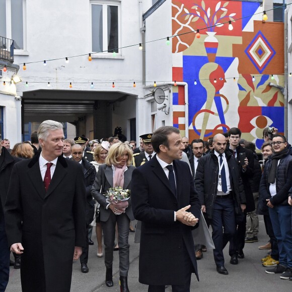 Le président de la République française Emmanuel Macron, sa femme la Première Dame Brigitte Macron, le roi Philippe de Belgique et la reine Mathilde de Belgique visitent l'espace de coworking "SMart/LaVallée", une ancienne blanchisserie de 6000 m2 transformée en bureaux et ateliers occupés par quelque 150 jeunes artistes et entrepreneurs des métiers de la culture, à Molenbeek-Saint-Jean, Belgique, le 20 novembre 2018, lors du deuxième jours de la visite d'Etat du couple présidentiel en Belgique.