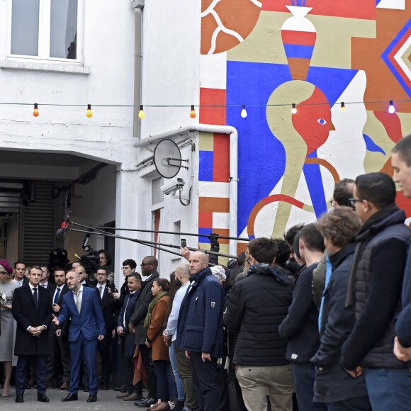 Le président de la République française Emmanuel Macron, sa femme la Première Dame Brigitte Macron, le roi Philippe de Belgique et la reine Mathilde de Belgique visitent l'espace de coworking "SMart/LaVallée", une ancienne blanchisserie de 6000 m2 transformée en bureaux et ateliers occupés par quelque 150 jeunes artistes et entrepreneurs des métiers de la culture, à Molenbeek-Saint-Jean, Belgique, le 20 novembre 2018, lors du deuxième jours de la visite d'Etat du couple présidentiel en Belgique.