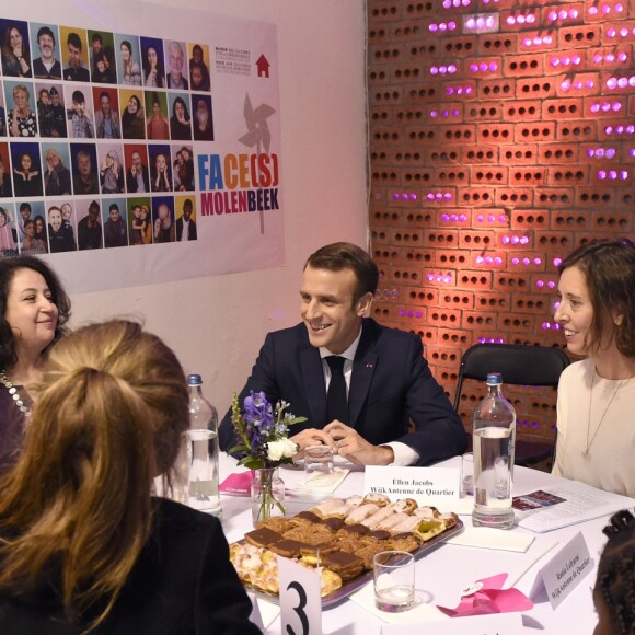 Le président de la République française Emmanuel Macro visite l'espace de coworking "SMart/LaVallée", une ancienne blanchisserie de 6000 m2 transformée en bureaux et ateliers occupés par quelque 150 jeunes artistes et entrepreneurs des métiers de la culture, à Molenbeek-Saint-Jean, Belgique, le 20 novembre 2018, lors du deuxième jours de la visite d'Etat du couple présidentiel en Belgique.