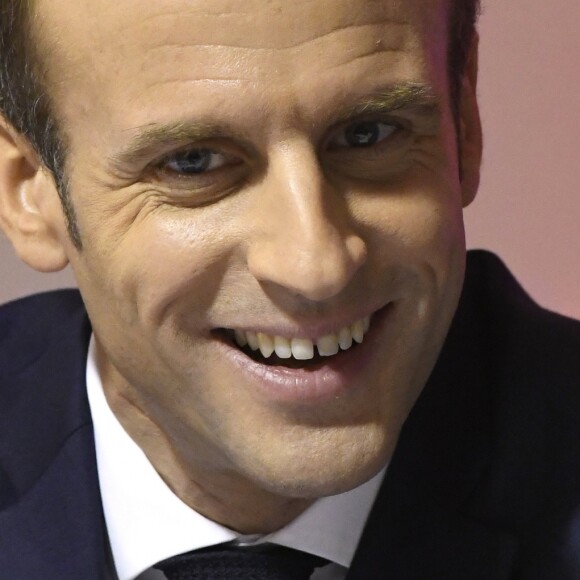 Le président de la République française Emmanuel Macro visite l'espace de coworking "SMart/LaVallée", une ancienne blanchisserie de 6000 m2 transformée en bureaux et ateliers occupés par quelque 150 jeunes artistes et entrepreneurs des métiers de la culture, à Molenbeek-Saint-Jean, Belgique, le 20 novembre 2018, lors du deuxième jours de la visite d'Etat du couple présidentiel en Belgique.