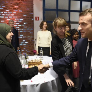 Le président de la République française Emmanuel Macro visite l'espace de coworking "SMart/LaVallée", une ancienne blanchisserie de 6000 m2 transformée en bureaux et ateliers occupés par quelque 150 jeunes artistes et entrepreneurs des métiers de la culture, à Molenbeek-Saint-Jean, Belgique, le 20 novembre 2018, lors du deuxième jours de la visite d'Etat du couple présidentiel en Belgique.