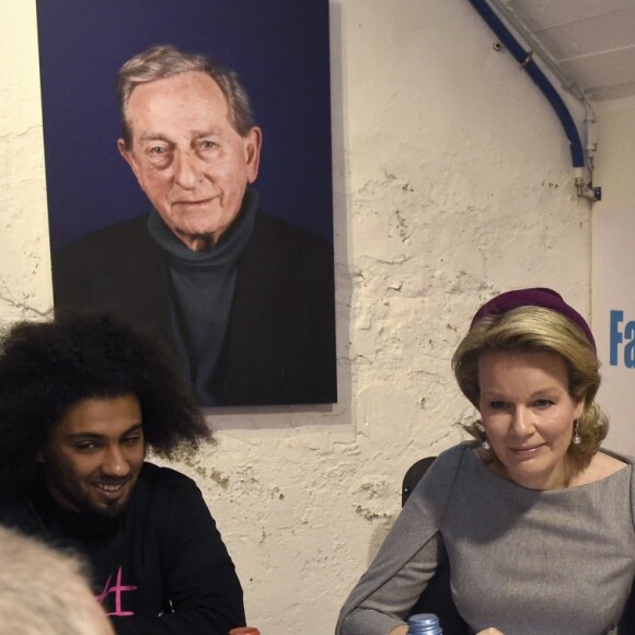 La reine Mathilde de Belgique visite l'espace de coworking "SMart/LaVallée", une ancienne blanchisserie de 6000 m2 transformée en bureaux et ateliers occupés par quelque 150 jeunes artistes et entrepreneurs des métiers de la culture, à Molenbeek-Saint-Jean, Belgique, le 20 novembre 2018, lors du deuxième jours de la visite d'Etat du couple présidentiel en Belgique.