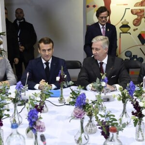 Le président de la République française Emmanuel Macron, sa femme la Première Dame Brigitte Macron, le roi Philippe de Belgique et la reine Mathilde de Belgique visitent l'espace de coworking "SMart/LaVallée", une ancienne blanchisserie de 6000 m2 transformée en bureaux et ateliers occupés par quelque 150 jeunes artistes et entrepreneurs des métiers de la culture, à Molenbeek-Saint-Jean, Belgique, le 20 novembre 2018, lors du deuxième jours de la visite d'Etat du couple présidentiel en Belgique.