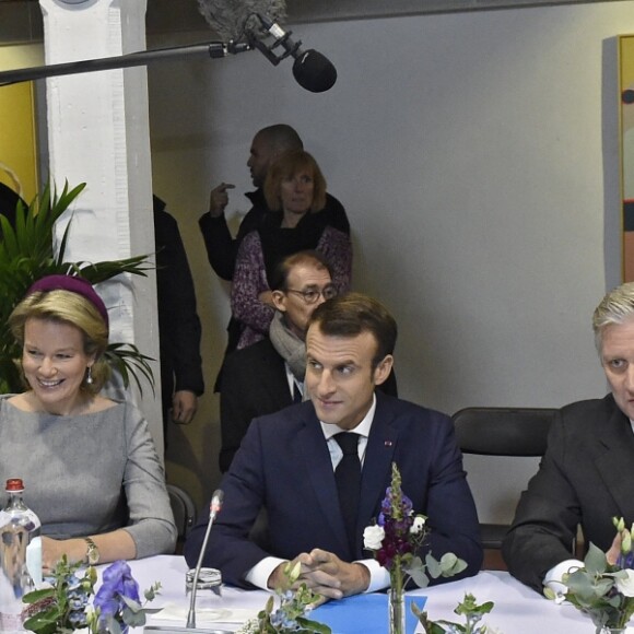 Le président de la République française Emmanuel Macron, sa femme la Première Dame Brigitte Macron, le roi Philippe de Belgique et la reine Mathilde de Belgique visitent l'espace de coworking "SMart/LaVallée", une ancienne blanchisserie de 6000 m2 transformée en bureaux et ateliers occupés par quelque 150 jeunes artistes et entrepreneurs des métiers de la culture, à Molenbeek-Saint-Jean, Belgique, le 20 novembre 2018, lors du deuxième jours de la visite d'Etat du couple présidentiel en Belgique.