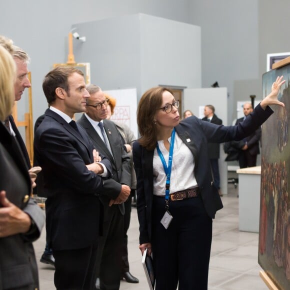 Le président de la République française Emmanuel Macron, sa femme la Première Dame Brigitte Macron, le roi Philippe de Belgique et la reine Mathilde de Belgique visitent l'atelier de restauration de "l'Adoration de l'Agneau Mystique" au MSK de Gand (Musée des Beaux-Arts), Belgique, le 19 novembre 2018, lors de la visite d'Etat du couple présidentiel en Belgique.