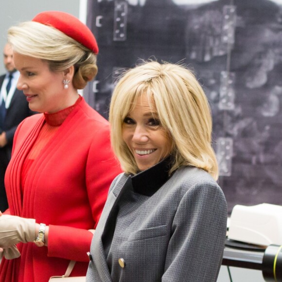 Le président de la République française Emmanuel Macron, sa femme la Première Dame Brigitte Macron, le roi Philippe de Belgique et la reine Mathilde de Belgique visitent l'atelier de restauration de "l'Adoration de l'Agneau Mystique" au MSK de Gand (Musée des Beaux-Arts), Belgique, le 19 novembre 2018, lors de la visite d'Etat du couple présidentiel en Belgique.