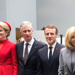 Le président de la République française Emmanuel Macron, sa femme la Première Dame Brigitte Macron, le roi Philippe de Belgique et la reine Mathilde de Belgique visitent l'atelier de restauration de "l'Adoration de l'Agneau Mystique" au MSK de Gand (Musée des Beaux-Arts), Belgique, le 19 novembre 2018, lors de la visite d'Etat du couple présidentiel en Belgique.