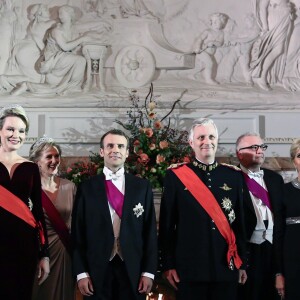 Le président de la République française Emmanuel Macron, sa femme la Première Dame Brigitte Macron, le roi Philippe de Belgique et la reine Mathilde de Belgique pendant le banquet d'État au château de Laeken à Bruxelles, Belgique, le 19 novembre 2018, lors de la visite d'Etat du couple présidentiel en Belgique. © Stéphane Lemouton/Bestimage