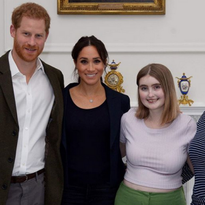 Eva McGauley lors de sa rencontre avec Meghan Markle et le prince Harry à Wellington, le 30 octobre 2018.