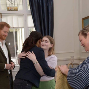 Eva McGauley lors de sa rencontre avec Meghan Markle et le prince Harry à Wellington, le 30 octobre 2018.