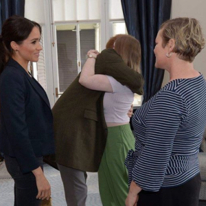 Eva McGauley lors de sa rencontre avec Meghan Markle et le prince Harry à Wellington, le 30 octobre 2018.