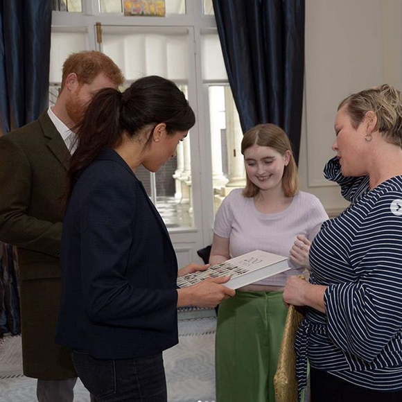 Eva McGauley lors de sa rencontre avec Meghan Markle et le prince Harry à Wellington, le 30 octobre 2018.