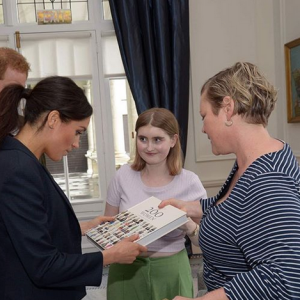 Eva McGauley lors de sa rencontre avec Meghan Markle et le prince Harry à Wellington, le 30 octobre 2018.