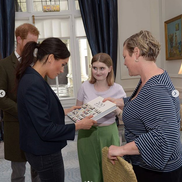 Eva McGauley lors de sa rencontre avec Meghan Markle et le prince Harry à Wellington, le 30 octobre 2018.