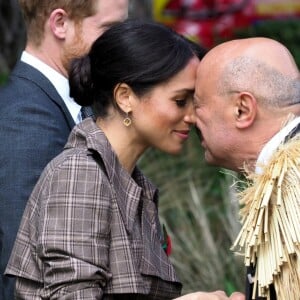 Le prince Harry, duc de Sussex, et Meghan Markle, duchesse de Sussex, assistent à une cérémonie de bienvenue traditionnelle sur les pelouses de la Government House à Wellington, en Nouvelle-Zélande le 28 octobre 2018.