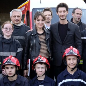 Exclusif - Pierre Niney et Anaïs Demoustier à l'affiche du film "Sauver ou périr », rencontrent des soldats du feu de la caserne de Sarlat lors du 27ème festival de Sarlat le 14 novembre 2018. L'acteur de 29 ans incarne un pompier gravement brûlé lors d'une intervention dans "Sauver ou Périr", film présenté lors de ce deuxième jour du Festival du film de Sarlat. Lui et sa partenaire à l'écran, Anaïs Demoustier ont passé plus d'une demie heure à la caserne, pour échanger avec l'équipe et bien sûr prendre la pose et signer des autographes. © Patrick Bernard/Bestimage