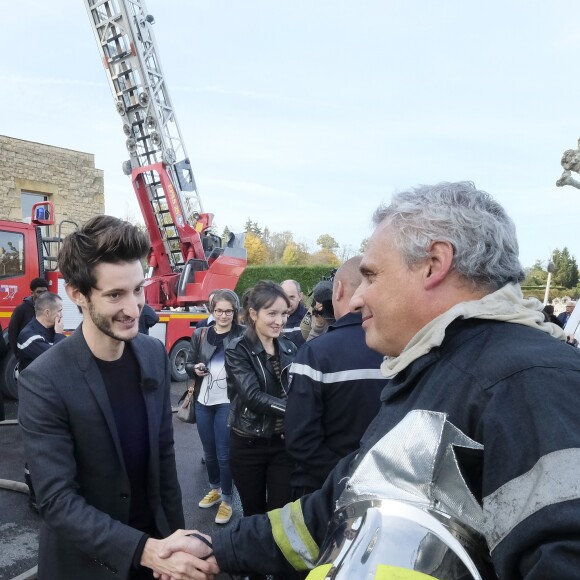 Exclusif - Pierre Niney et Anaïs Demoustier à l'affiche du film "Sauver ou périr », rencontrent des soldats du feu de la caserne de Sarlat lors du 27ème festival de Sarlat le 14 novembre 2018. L'acteur de 29 ans incarne un pompier gravement brûlé lors d'une intervention dans "Sauver ou Périr", film présenté lors de ce deuxième jour du Festival du film de Sarlat. Lui et sa partenaire à l'écran, Anaïs Demoustier ont passé plus d'une demie heure à la caserne, pour échanger avec l'équipe et bien sûr prendre la pose et signer des autographes. © Patrick Bernard/Bestimage