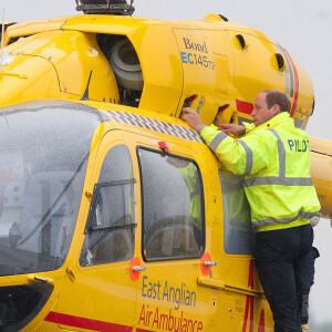 Le prince William, duc de Cambridge, lors de son premier jour en tant que pilote d'hélicoptère-ambulance au sein de l'organisme caritatif East Anglian Air Ambulance (EAAA) à l'aéroport de Cambridge, le 13 juillet 2015.