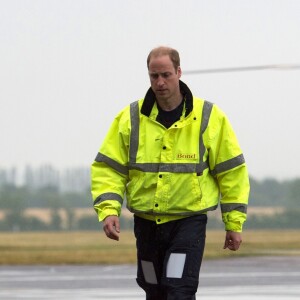 Le prince William, duc de Cambridge, lors de son premier jour en tant que pilote d'hélicoptère-ambulance au sein de l'organisme caritatif East Anglian Air Ambulance (EAAA) à l'aéroport de Cambridge, le 13 juillet 2015.