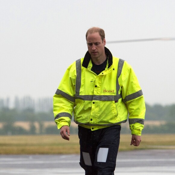 Le prince William, duc de Cambridge, lors de son premier jour en tant que pilote d'hélicoptère-ambulance au sein de l'organisme caritatif East Anglian Air Ambulance (EAAA) à l'aéroport de Cambridge, le 13 juillet 2015.