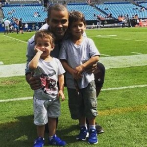 Tony Parker avec ses fils Liam et Josh Bank of America Stadium de Charlotte pour assister à un match des Panthers (football américain), le 23 septembre 2018.