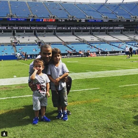 Tony Parker avec ses fils Liam et Josh Bank of America Stadium de Charlotte pour assister à un match des Panthers (football américain), le 23 septembre 2018.