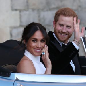 Le prince Harry, duc de Sussex, et Meghan Markle, duchesse de Sussex quittent le château de Windsor à bord d'une Jaguar Type E cabriolet en tenue de soirée après leur cérémonie de mariage, pour se rendre à la réception à "Frogmore House" à Windsor le 19 mai 2018.