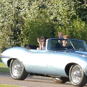 Le prince Harry, duc de Sussex, et Meghan Markle, duchesse de Sussex quittent le château de Windsor à bord d'une Jaguar Type E cabriolet en tenue de soirée après leur cérémonie de mariage, pour se rendre à la réception à "Frogmore House" à Windsor le 19 mai 2018.