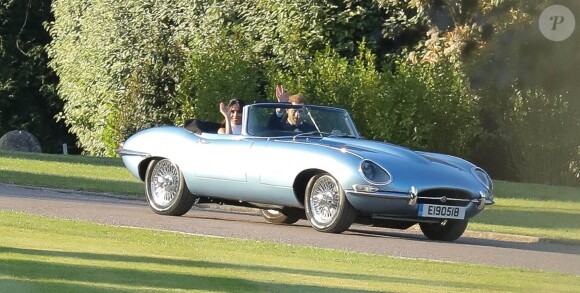 Le prince Harry, duc de Sussex, et Meghan Markle, duchesse de Sussex quittent le château de Windsor à bord d'une Jaguar Type E cabriolet en tenue de soirée après leur cérémonie de mariage, pour se rendre à la réception à "Frogmore House" à Windsor le 19 mai 2018.
