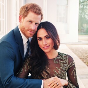 Photo officielle du Prince Harry et de Meghan Markle à la Frogmore House, Windsor. Décembre 2017.