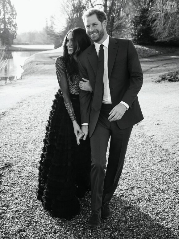Photo officielle du Prince Harry et de Meghan Markle à la Frogmore House, Windsor. Décembre 2017.
