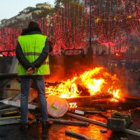 Gilets jaunes : La maman d'un humoriste "ravitaille les barricades"...