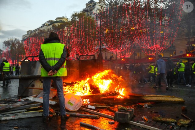 Gilets Jaunes La Maman Dun Humoriste Ravitaille Les