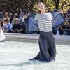 La danseuse Alice Renavand lors de la présentation Petit Bateau x Marie-Agnès Gillot dans le bassin du jardin du Palais Royal à Paris, France, le 3 juillet 2017.
