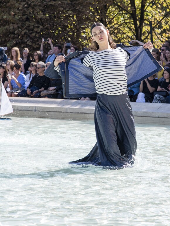 La danseuse Alice Renavand lors de la présentation Petit Bateau x Marie-Agnès Gillot dans le bassin du jardin du Palais Royal à Paris, France, le 3 juillet 2017.