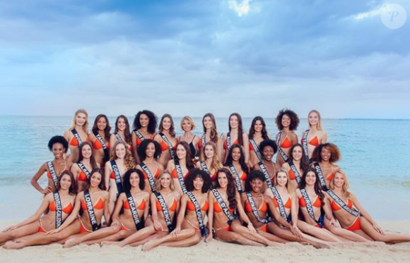 Les 30 Miss régionales prennent la pose en bikini lors de leur voyage de préparation à l'île Maurice, à moins d'un mois de l'élection de Miss France 2019.