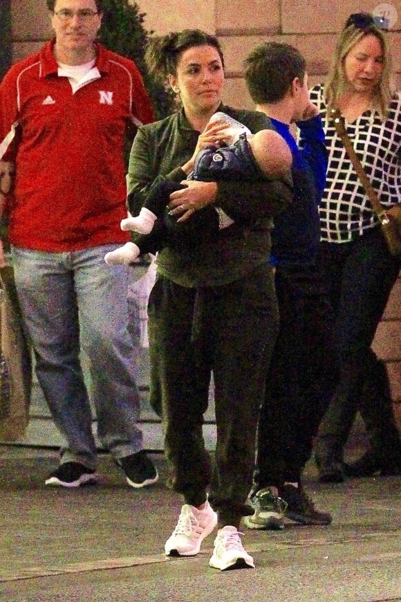 Exclusif - Eva Longoria fait du shopping avec son fils Santiago dans les bras à The grove à Los Angeles. Le 20 novembre 2018