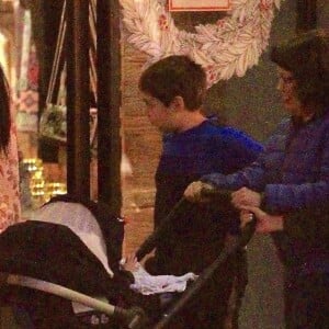 Exclusif - Eva Longoria fait du shopping avec son fils Santiago dans les bras à The grove à Los Angeles. Le 20 novembre 2018